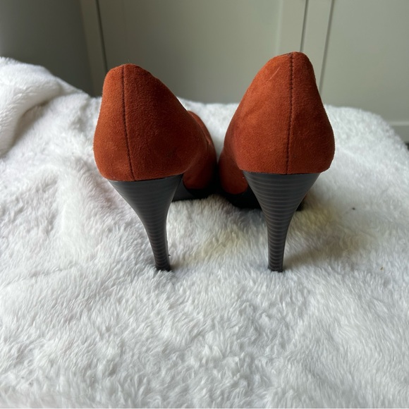 APT 9 Burnt Orange Suede Oval Toe Platform Pumps, Size 8 - Picture 8 of 12